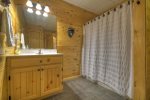 Grand Mountain Lodge - Lower Level Shared Bathroom 